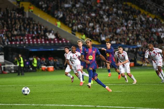 FC Barcelona, Barca v OLIMPIACOS FC OLIMPIC STADIUM LLUIS COMPANYS. MONTJUIC,BARCELONA. October 21,2025 FC BARCELONA vs OLIMPIACOS FC October 21,2025 Lamine Yamal (10) of FC Barcelona kick the penalty during the soccer match corresponding to the third match of the group stage of the UEFA Champions League between FC Barcelona and Olimpiacos FC at Olimpic Stadium Lluis Companys of MontjuÃ¯c in Barcelona, Spain. Barcelona ESP Copyright: xS.xRosx