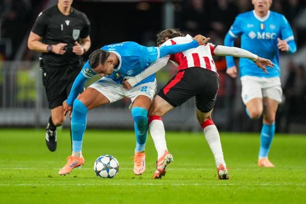 2025-10-21 PSV v SSC Napoli - UEFA Champions League 2025 26 League Phase MD3 EINDHOVEN, NETHERLANDS - OCTOBER 21: Lorenzo Lucca of SSC Napoli battles for possession with Yarek Gasiorowski of PSV during the UEFA Champions League 2025 26 League Phase MD3 match between PSV and SSC Napoli at Philips Stadion on October 21, 2025 in Eindhoven, Netherlands. Eindhoven Philips Stadion Netherlands Content not available for redistribution in The Netherlands directly or indirectly through any third parties. Copyright: xJorisxVerwijstx