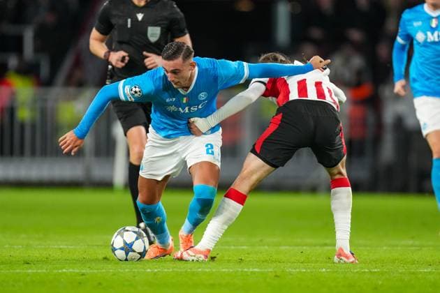 2025-10-21 PSV v SSC Napoli - UEFA Champions League 2025 26 League Phase MD3 EINDHOVEN, NETHERLANDS - OCTOBER 21: Lorenzo Lucca of SSC Napoli battles for possession with Yarek Gasiorowski of PSV during the UEFA Champions League 2025 26 League Phase MD3 match between PSV and SSC Napoli at Philips Stadion on October 21, 2025 in Eindhoven, Netherlands. Eindhoven Philips Stadion Netherlands Content not available for redistribution in The Netherlands directly or indirectly through any third parties. Copyright: xJorisxVerwijstx
