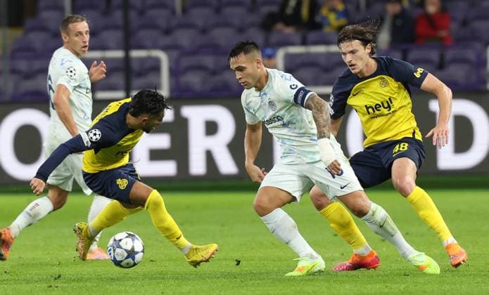 Union s Anouar Ait El Hadj, Inter s Lautaro Martinez and Union s Fedde Leysen fight for the ball during a soccer game between Belgian Royale Union Saint-Gilloise and Italian Internazionale Milano, Tuesday 21 October 2025 in Brussels, on the third day of the League phase of the UEFA Champions League tournament. VIRGINIExLEFOUR  x137535923x
