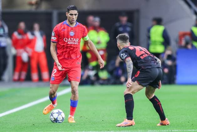 Soccer Champions League Matchday 3 Bayer 04 Leverkusen Paris St Germain on 21 10 2025 at the BayArena in Leverkusen Achraf Hakimi Paris , left Alejandro Grimaldo Leverkusen , right xJRx