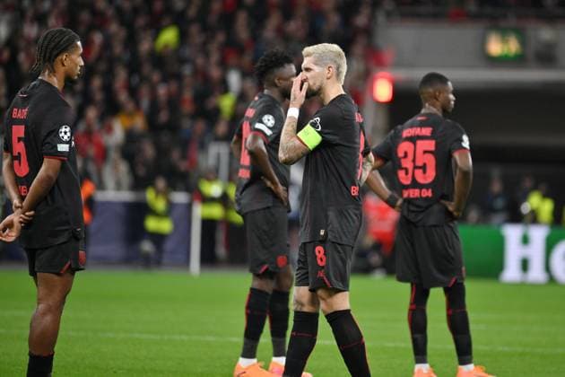 Red card for Robert Andrich Bayer 04 Leverkusen 21 10 2025, Football, UEFA Champions League 2025 2026, Matchday 3, Bayer 04 Leverkusen Paris St Germain UEFA regulations prohibit any use of photographs as image sequences and or quasi video Leverkusen BayArena Nordrhein Westfalen Germany Team2