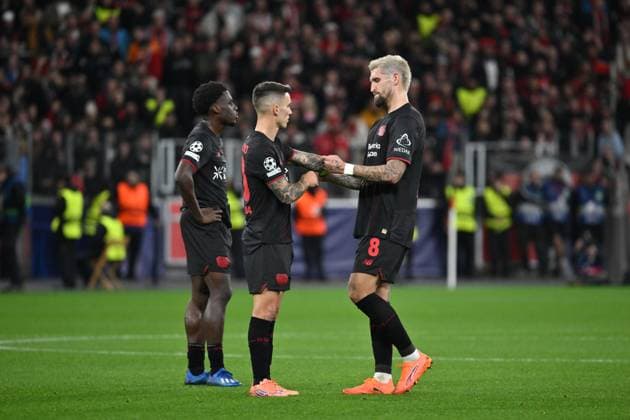 Red card for Robert Andrich Bayer 04 Leverkusen , re , he hands over the captains armband to Alejandro Grimaldo Bayer 04 Leverkusen 21 10 2025, Football, UEFA Champions League 2025 2026, Matchday 3, Bayer 04 Leverkusen Paris St Germain UEFA regulations prohibit any use of photographs as image sequences and or quasi video Leverkusen BayArena Nordrhein Westfalen Germany Team2