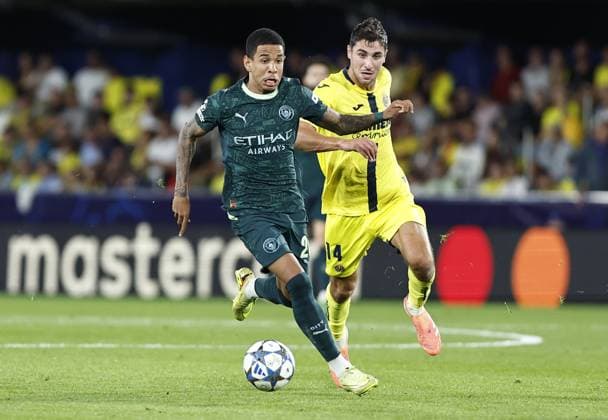 Savio of Manchester City is chased by Santi Comesana of Villarreal Villarreal v Manchester City, UEFA Champions League, Group Stage, Football, Estadi de la Cermica, Villarreal, Spain - 21 Oct 2025Villarreal Estadi de la Ceràmica United Kingdom EDITORIAL USE ONLY No use with unauthorised audio, video, data, fixture lists, club league logos or live services. Online in-match use limited to 120 images, no video emulation. No use in betting, games or single club league player publications.  Copyright: xRubenxAlbarran Shutterstockx 15552307be