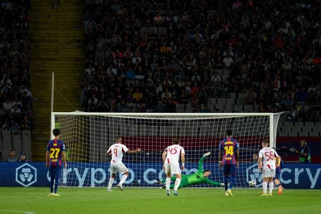 Spain-Football-Champions League FC Barcelona, Barca v Olympiacos in Barcelona, Spain. Barcelona, Spain, 21, October, 2025. Olympiacos FC player (9) Ayoub El Kaabi scores a goal of penalty during Champions League match between FC Barcelona and Olympiacos in Olympic Stadium Lluis Companys, Barcelona, Spain, on October 21, 2025. Barcelona Olympic Stadium Lluis Companys Barcelona Spain