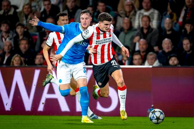 SSC Napoli defender Sam Beukema, PSV Eindhoven midfielder Guus Til during the match PSV Eindhoven vs SSC Napoli at the Philips stadium for the Champions League - League phase - Matchday 3 season 2025-2026 in EINDHOVEN, Netherlands on 21 oktober 2025, (photo by Marcel van Dorst EYE4images DeFodi Images) SSC Napoli defender Sam Beukema, PSV Eindhoven midfielder Guus Til during the match PSV Eindhoven vs SSC Napoli at the Philips stadium for the Champions League League phase Matchday 3 season 2025 2026 in EINDHOVEN, Netherlands on 21 oktober 2025, photo by Marcel van Dorst EYE4images DeFodi Images
