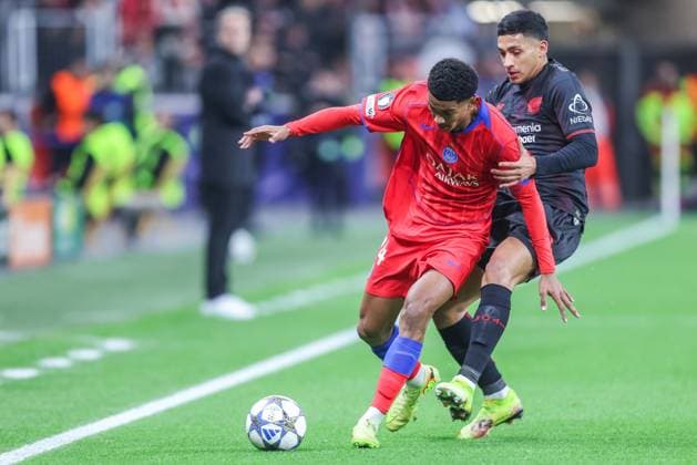 Soccer Champions League Matchday 3 Bayer 04 Leverkusen Paris St Germain on 21 10 2025 at the BayArena in Leverkusen Senny Mayulu Paris , left Equi Fernandez Leverkusen , right xJRx