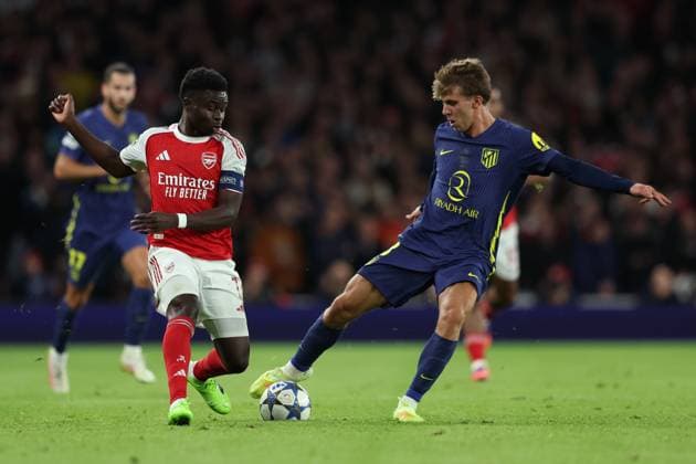 London, England, 21st October 2025. Bukayo Saka of Arsenal and Pablo Barrios of Atletico Madrid challenge for the ball during the Arsenal vs Atletico Madrid UEFA Champions League match at the Emirates Stadium, London. Picture credit should read: Kieran Cleeves Sportimage EDITORIAL USE ONLY. No use with unauthorised audio, video, data, fixture lists, club league logos or live services. Online in-match use limited to 120 images, no video emulation. No use in betting, games or single club league player publications. SPI_025_KC_Arsenal_v_Atletico_Madrid SPI-4228-0026