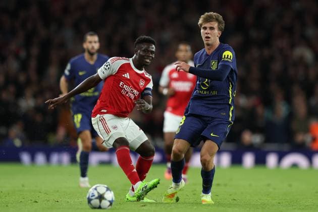 London, England, 21st October 2025. Bukayo Saka of Arsenal and Pablo Barrios of Atletico Madrid challenge for the ball during the Arsenal vs Atletico Madrid UEFA Champions League match at the Emirates Stadium, London. Picture credit should read: Kieran Cleeves Sportimage EDITORIAL USE ONLY. No use with unauthorised audio, video, data, fixture lists, club league logos or live services. Online in-match use limited to 120 images, no video emulation. No use in betting, games or single club league player publications. SPI_026_KC_Arsenal_v_Atletico_Madrid SPI-4228-0027