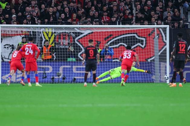 Soccer Champions League Matchday 3 Bayer 04 Leverkusen Paris St Germain on 21 10 2025 at the BayArena in Leverkusen Alejandro Grimaldo Leverkusen misses the penalty kick xJRx