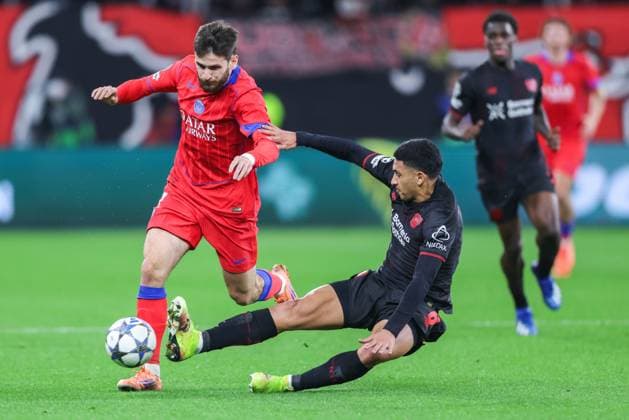 Soccer Champions League Matchday 3 Bayer 04 Leverkusen Paris St Germain on 21 10 2025 at the BayArena in Leverkusen Khvicha Kvaratskhelia Paris , left Equi Fernandez Leverkusen , right xJRx