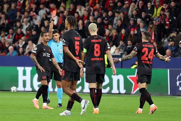 21 10 2025, xrekx, Football UEFA Champions League, Bayer 04 Leverkusen Paris St Germain PSG v l Robert Andrich Bayer 04 Leverkusen has received a red card, Received a red card DFL DFB REGULATIONS PROHIBIT ANY USE OF PHOTOGRAPHS as IMAGE SEQUENCES and or QUASI VIDEO Leverkusen