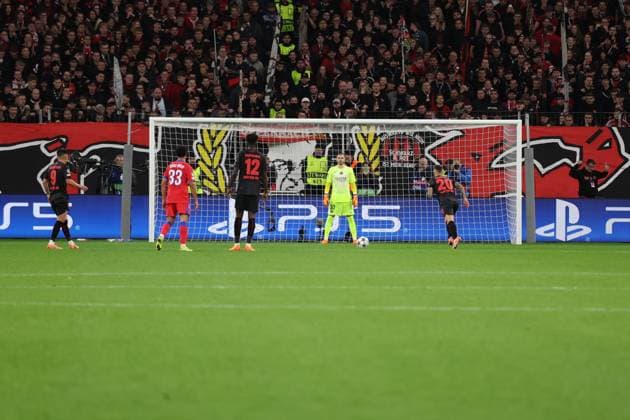 21 10 2025, xrekx, Football UEFA Champions League, Bayer 04 Leverkusen Paris St Germain PSG v l Alejandro Grimaldo Bayer 04 Leverkusen Penalty kick missed Lucas Chevalier FC Paris Saint Germain DFL DFB REGULATIONS PROHIBIT ANY USE OF PHOTOGRAPHS as IMAGE SEQUENCES and or QUASI VIDEO Leverkusen