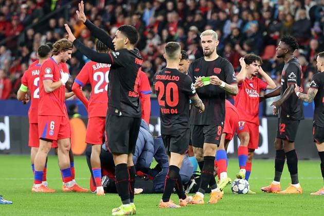 21 10 2025, xrekx, Football UEFA Champions League, Bayer 04 Leverkusen Paris St Germain PSG v l Robert Andrich Bayer 04 Leverkusen has received a red card, Received a red card passes the armband to Alejandro Grimaldo Bayer 04 Leverkusen DFL DFB REGULATIONS PROHIBIT ANY USE OF PHOTOGRAPHS as IMAGE SEQUENCES and or QUASI VIDEO Leverkusen