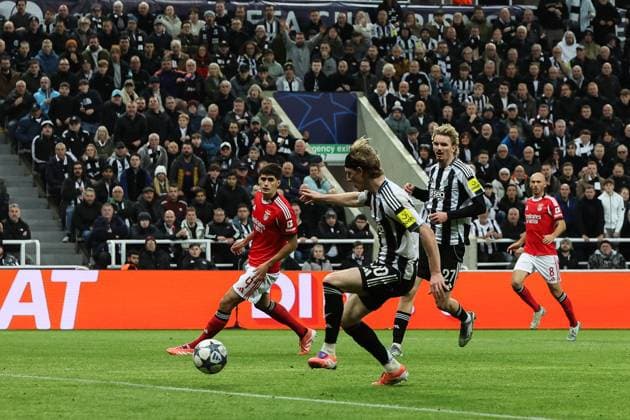 Newcastle Upon Tyne, England, 21st October 2025. Anthony Gordon of Newcastle United scores a goal to make it 1-0 during the Newcastle United vs Benfica UEFA Champions League match at St. James Park, Newcastle Upon Tyne. Picture credit should read: Nigel Roddis Sportimage EDITORIAL USE ONLY. No use with unauthorised audio, video, data, fixture lists, club league logos or live services. Online in-match use limited to 120 images, no video emulation. No use in betting, games or single club league player publications. SPI_026_NR_NEWC_BENF SPI-4229-0025