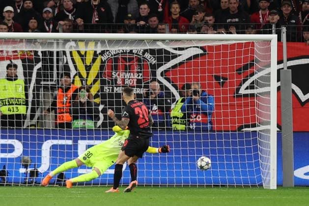 21 10 2025, xrekx, Football UEFA Champions League, Bayer 04 Leverkusen Paris St Germain PSG v l Alejandro Grimaldo Bayer 04 Leverkusen Penalty kick missed Lucas Chevalier FC Paris Saint Germain DFL DFB REGULATIONS PROHIBIT ANY USE OF PHOTOGRAPHS as IMAGE SEQUENCES and or QUASI VIDEO Leverkusen