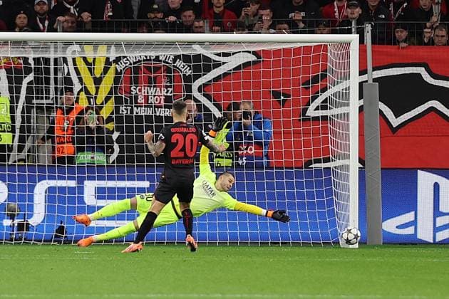 21 10 2025, xrekx, Football UEFA Champions League, Bayer 04 Leverkusen Paris St Germain PSG v l Alejandro Grimaldo Bayer 04 Leverkusen Penalty kick missed Lucas Chevalier FC Paris Saint Germain DFL DFB REGULATIONS PROHIBIT ANY USE OF PHOTOGRAPHS as IMAGE SEQUENCES and or QUASI VIDEO Leverkusen