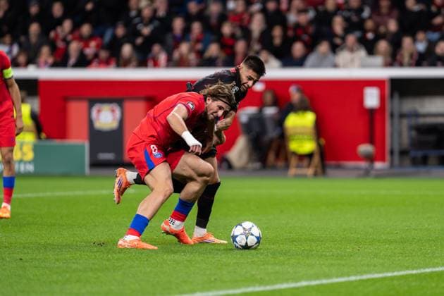 GER, UEFA Champions League, Matchday 3 Bayer 04 Leverkusen vs Paris Saint Germain 21 10 2025, BayArena, Leverkusen, GER, UEFA Champions League, Matchday 3 Bayer 04 Leverkusen vs Paris Saint Germain in picture duel between Claudio Echeverri Bayer 04 Leverkusen, 9 and Illya Zabarnyi Paris Saint Germain, 6 nordphotoxGmbHxx xChristianxSchulze nph000300