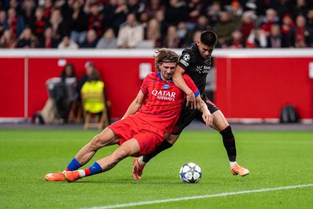 GER, UEFA Champions League, Matchday 3 Bayer 04 Leverkusen vs Paris Saint Germain 21 10 2025, BayArena, Leverkusen, GER, UEFA Champions League, Matchday 3 Bayer 04 Leverkusen vs Paris Saint Germain in picture duel between Claudio Echeverri Bayer 04 Leverkusen, 9 and Illya Zabarnyi Paris Saint Germain, 6 nordphotoxGmbHxx xChristianxSchulze nph000300