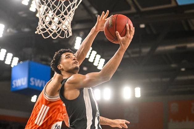 GER, EuroCup, ratiopharm Ulm vs Besiktas GAIN Istanbul 21 10 2025, ratiopharm arena, Neu Ulm, GER, EuroCup, ratiopharm Ulm vs Besiktas GAIN Istanbul, in the picture Devon Dotson Istanbul, 1 asserts himself at the basket against Christopher Ledlum Ulm, 4 and scores nordphotoxGmbHx xHafner nph00200