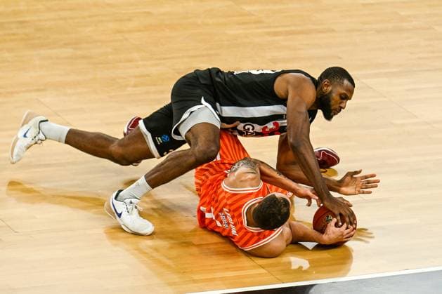 GER, EuroCup, ratiopharm Ulm vs Besiktas GAIN Istanbul 21 10 2025, ratiopharm arena, Neu Ulm, GER, EuroCup, ratiopharm Ulm vs Besiktas GAIN Istanbul, in the picture Christopher Ledlum Ulm, 4 loses the ball against Vitto Brown Istanbul, 33 nordphotoxGmbHx xHafner nph00200