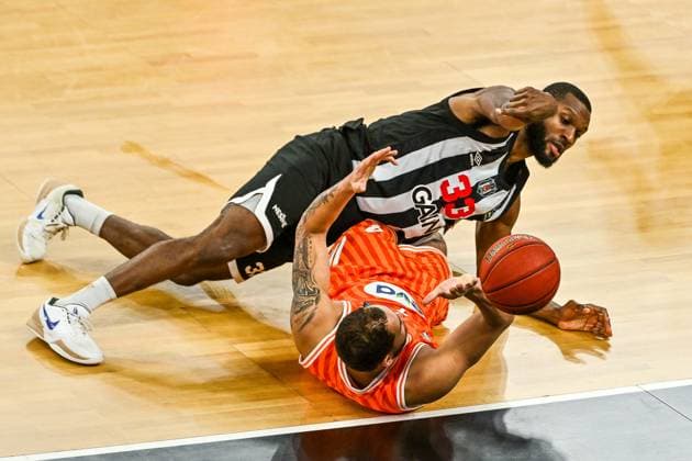 GER, EuroCup, ratiopharm Ulm vs Besiktas GAIN Istanbul 21 10 2025, ratiopharm arena, Neu Ulm, GER, EuroCup, ratiopharm Ulm vs Besiktas GAIN Istanbul, in the picture Christopher Ledlum Ulm, 4 loses the ball against Vitto Brown Istanbul, 33 nordphotoxGmbHx xHafner nph00200