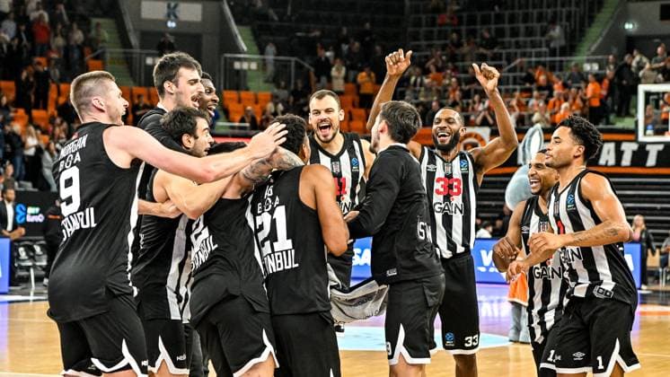 GER, EuroCup, ratiopharm Ulm vs Besiktas GAIN Istanbul 21 10 2025, ratiopharm arena, Neu Ulm, GER, EuroCup, ratiopharm Ulm vs Besiktas GAIN Istanbul, in the picture players of Besiktas, cheering after the end of the match nordphotoxGmbHx xHafner nph00200