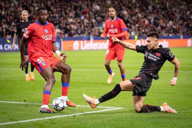 UEFA Champions League, Bayer 04 Leverkusen vs Paris Saint Germain, 21 10 2025 LEVERKUSEN, GERMANY OCTOBER 21 Willian Pacho Paris St Germain, 51 , Claudio Echeverri Bayer 04 Leverkusen, 9 in the box during the UEFA Champions League match on gameday 3 between Bayer 04 Leverkusen vs Paris Saint Germain at BayArena on October 21, 2025 in Leverkusen, Germany DFL REGULATIONS PROHIBIT ANY USE OF PHOTOGRAPHS AS IMAGE SEQUENCES AND OR QUASI VIDEO Copyright: xBEAUTIFULxSPORTS AxelxKohringx