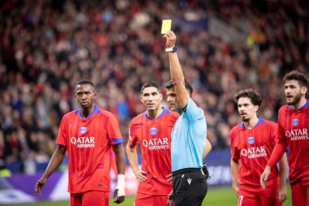 UEFA Champions League, Bayer 04 Leverkusen vs Paris Saint Germain, 21 10 2025 LEVERKUSEN, GERMANY OCTOBER 21 Referee Jesus Gil Manzano Spain shows the yellow card to Illia Zabarnyv Paris St Germain, 6 during the UEFA Champions League match on gameday 3 between Bayer 04 Leverkusen vs Paris Saint Germain at BayArena on October 21, 2025 in Leverkusen, Germany DFL REGULATIONS PROHIBIT ANY USE OF PHOTOGRAPHS AS IMAGE SEQUENCES AND OR QUASI VIDEO Copyright: xBEAUTIFULxSPORTS AxelxKohringx