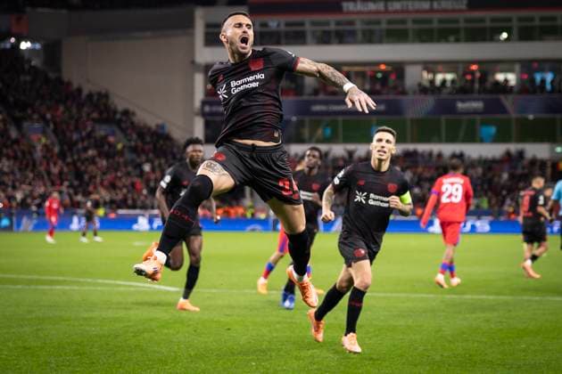 UEFA Champions League, Bayer 04 Leverkusen vs Paris Saint Germain, 21 10 2025 LEVERKUSEN, GERMANY OCTOBER 21 Penalty goal by Aleix Garcia Bayer 04 Leverkusen, 24 during the UEFA Champions League match on gameday 3 between Bayer 04 Leverkusen vs Paris Saint Germain at BayArena on October 21, 2025 in Leverkusen, Germany DFL REGULATIONS PROHIBIT ANY USE OF PHOTOGRAPHS AS IMAGE SEQUENCES AND OR QUASI VIDEO Copyright: xBEAUTIFULxSPORTS AxelxKohringx