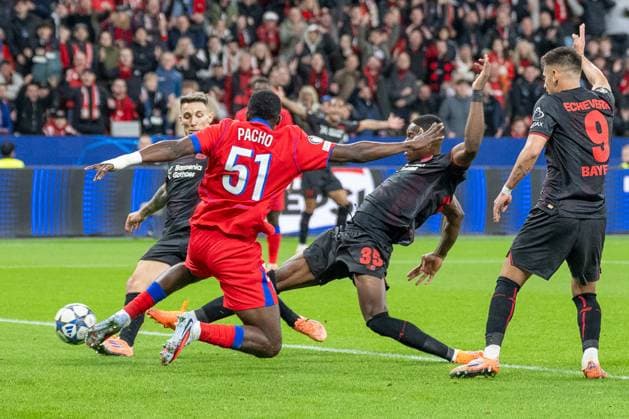 21 10 2025, Football UEFA Champions League, Season 2025 2026, Group stage, Matchday 03, Bayer 04 Leverkusen Paris Saint Germain at the BayArena in Leverkusen Duel between Alejandro Grimaldo Bayer 04 Leverkusen, 20 , Willian Pacho FC Paris Saint Germain, 51 and Christian Kofane Bayer 04 Leverkusen, 35 Photo Kirchner Media Thomas Haesler Copyright: xKirchner-Media ThomasxHaeslerx