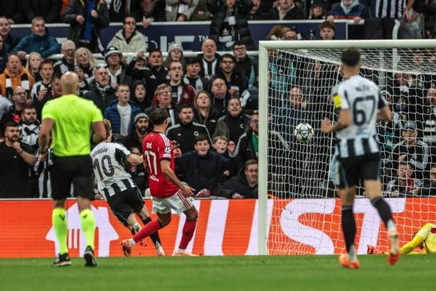 UEFA Champions League Matchday 3 of 8 Newcastle United v Benfica Anthony Gordon of Newcastle United scores to make it 1-0 during the UEFA Champions League Matchday 3 of 8 Newcastle United vs Benfica at St. James s Park, Newcastle, United Kingdom, 21st October 2025 (Photo by Mark Cosgrove News Images) Newcastle St. James s Park Tyne and Wear United Kingdom Copyright: xMarkxCosgrove NewsxImagesx
