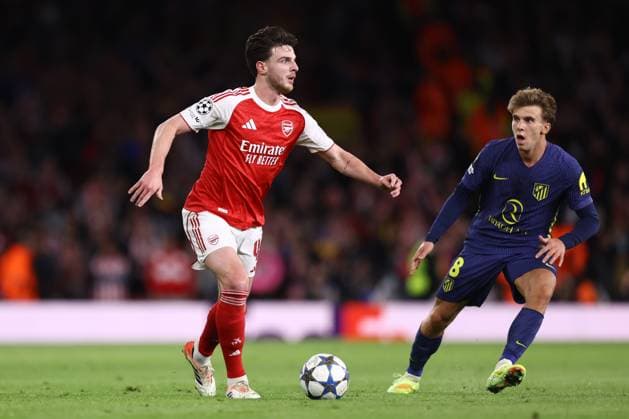 Arsenal gegen Atletico Madrid 21. Oktober 2025, London UEFA-Champions-League-Phase Arsenal gegen Atletico Madrid Declan Rice von Arsenal und Pablo Barrios von Atletico Madrid Foto Jacques Feeney Abseits London UK  Copyright: xJacquesxFeeneyx xOffsidexOffside