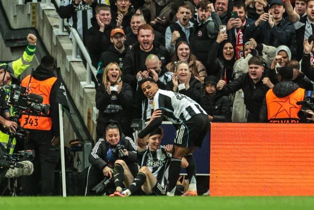 UEFA Champions League Matchday 3 of 8 Newcastle United v Benfica Anthony Gordon of Newcastle United celebrates his goal to make it 1-0 during the UEFA Champions League Matchday 3 of 8 Newcastle United vs Benfica at St. James s Park, Newcastle, United Kingdom, 21st October 2025 (Photo by Mark Cosgrove News Images) Newcastle St. James s Park Tyne and Wear United Kingdom Copyright: xMarkxCosgrove NewsxImagesx
