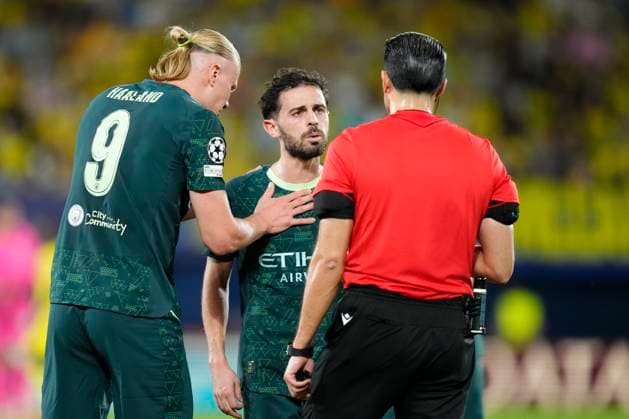 Villarreal CF v Manchester City - UEFA Champions League 2025 26 League Phase MD3 Bernardo Silva attacking midfield of Manchester City and Portugal protest to referee during the UEFA Champions League 2025 26 League Phase MD3 match between Villarreal CF and Manchester City at Estadio de la Ceramica on October 21, 2025 in Villarreal, Spain. Villarreal Castellon Spain  Copyright: xJosexBretonx originalFilename:bretonhernandez-villarre251021_npzLc.jpg