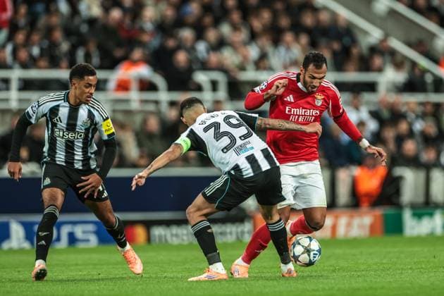 UEFA Champions League Matchday 3 of 8 Newcastle United v Benfica Evangelos Pavlidis of Benfica and Bruno Guimaraes of Newcastle United battle for the ball during the UEFA Champions League Matchday 3 of 8 Newcastle United vs Benfica at St. James s Park, Newcastle, United Kingdom, 21st October 2025 (Photo by Mark Cosgrove News Images) Newcastle St. James s Park Tyne and Wear United Kingdom Copyright: xMarkxCosgrove NewsxImagesx