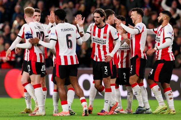 2025-10-21 PSV v SSC Napoli - UEFA Champions League 2025 26 League Phase MD3 EINDHOVEN, NETHERLANDS - OCTOBER 21: Players of PSV celebrating own goal of Alessandro Buongiorno of SSC Napoli, Guus Til of PSV, Dennis Man of PSV, Jerdy Schouten of PSV, Yarek Gasiorowski of PSV during the UEFA Champions League 2025 26 League Phase MD3 match between PSV and SSC Napoli at Philips Stadion on October 21, 2025 in Eindhoven, Netherlands. Eindhoven Philips Stadion Netherlands Content not available for redistribution in The Netherlands directly or indirectly through any third parties. Copyright: xBenxGalx