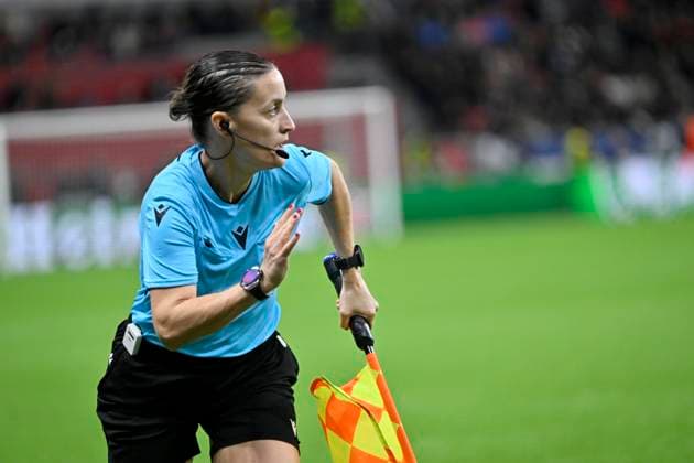BayArena Leverkusen, , 21 10 2025, Football UEFA Champions League Season 2025 26 3 Matchday, Bayer 04 Leverkusen B04 vs Paris Saint Germain PSG Lineswoman Guadalupe Porras Ayuso ESP UEFA REGULATIONS PROHIBIT ANY USE OF PHOTOGRAPHS AS IMAGE SEQUENCES AND OR QUASI VIDEO