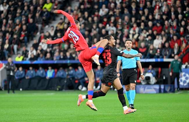 BayArena Leverkusen, , 21 10 2025, Football UEFA Champions League Season 2025 26 3 Matchday, Bayer 04 Leverkusen B04 vs Paris Saint Germain PSG Bradley Barcola PSG goes in hard against Arthur B04 UEFA REGULATIONS PROHIBIT ANY USE OF PHOTOGRAPHS AS IMAGE SEQUENCES AND OR QUASI VIDEO