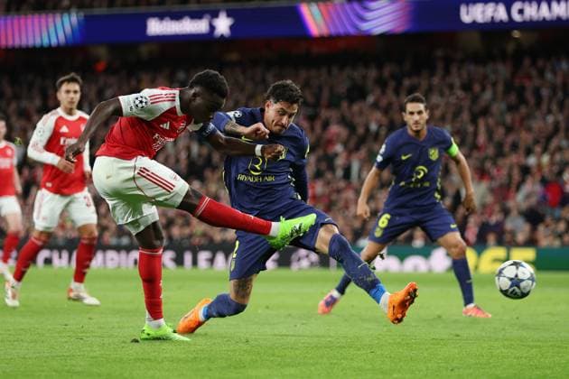 London, England, 21st October 2025. Bukayo Saka of Arsenal crosses the ball during the Arsenal vs Atletico Madrid UEFA Champions League match at the Emirates Stadium, London. Picture credit should read: Kieran Cleeves Sportimage EDITORIAL USE ONLY. No use with unauthorised audio, video, data, fixture lists, club league logos or live services. Online in-match use limited to 120 images, no video emulation. No use in betting, games or single club league player publications. SPI_029_KC_Arsenal_v_Atletico_Madrid SPI-4228-0030