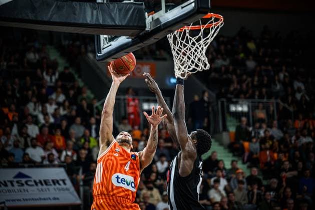 Christopher Ledlum (ratiopharm ulm) undIsmael Kamagate (Besiktas GAIN Istanbul) im Zweikampf waehrend des EuroCup spiels zwischen ratiopharm ulm v Besiktas GAIN Istanbul in der ratiopharm Arena am 21. October 2025 in Neu-Ulm, Deutschland. (Foto von Harry Langer DeFodi Images) +++ Christopher Ledlum (ratiopharm ulm) undIsmael Kamagate (Besiktas GAIN Istanbul) battle for the ball during the EuroCup match between ratiopharm ulm v Besiktas GAIN Istanbul at ratiopharm Arena on October 21, 2025 in Neu-Ulm, Germany. (Photo by Harry Langer DeFodi Images) (Photo by Harry Langer DeFodi Images) Christopher Ledlum ratiopharm ulm andIsmael Kamagate Besiktas GAIN Istanbul battle for the ball during the EuroCup match between ratiopharm ulm v Besiktas GAIN Istanbul at ratiopharm Arena on October 21, 2025 in Neu Ulm, Germany, Germany Photo by Harry Langer DeFodi Images Christopher Ledlum ratiopharm ulm und Ismael Kamagate Besiktas GAIN Istanbul battle for the ball during the EuroCup match between ratiopharm ulm v Besiktas GAIN Istanbul at ratiopharm Arena on October 21, 2025 in Neu Ulm, Germany Photo by Harry Langer DeFodi Images Photo by Harry Langer DeFodi Images