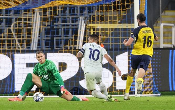 Union s goalkeeper Kjell Scherpen and Inter s Lautaro Martinez fight for the ball during a soccer game between Belgian Royale Union Saint-Gilloise and Italian Internazionale Milano, Tuesday 21 October 2025 in Brussels, on the third day of the League phase of the UEFA Champions League tournament. VIRGINIExLEFOUR  x137536463x