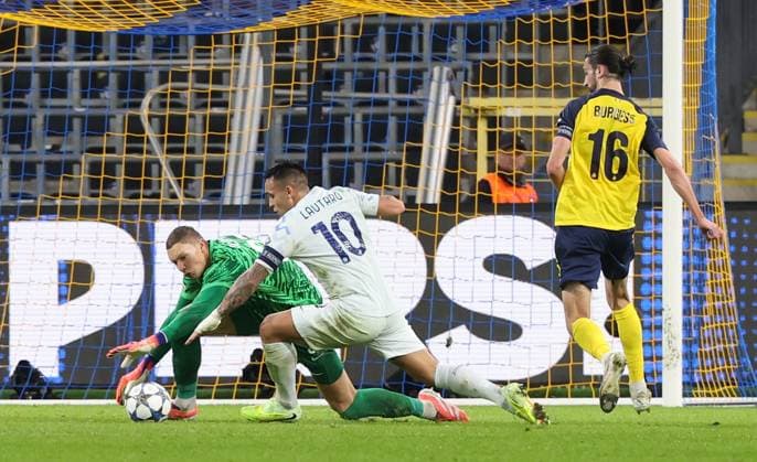 Union s goalkeeper Kjell Scherpen and Inter s Lautaro Martinez fight for the ball during a soccer game between Belgian Royale Union Saint-Gilloise and Italian Internazionale Milano, Tuesday 21 October 2025 in Brussels, on the third day of the League phase of the UEFA Champions League tournament. VIRGINIExLEFOUR  x137536468x