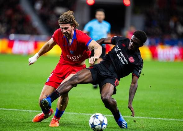 Leverkusen, Bayarena, 21 10 2025 Illia Zabanyi of Paris challenges Ernest Poku of Leverkusen during the Championsleague match Bayer 04 Leverkusen vs Paris St Germain