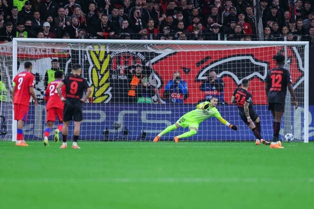 Soccer Champions League Matchday 3 Bayer 04 Leverkusen Paris St Germain on 21 10 2025 at the BayArena in Leverkusen Aleix Garcia Leverkusen scores 1 1 xJRx