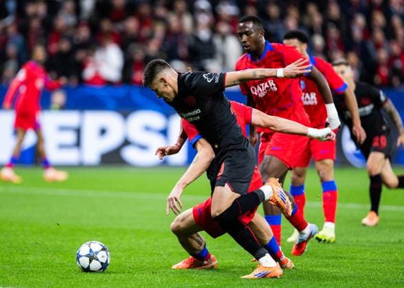 Leverkusen, Bayarena, 21 10 2025 Claudio Echeverri of Leverkusen fights for the ball during the Championsleague match Bayer 04 Leverkusen vs Paris St Germain