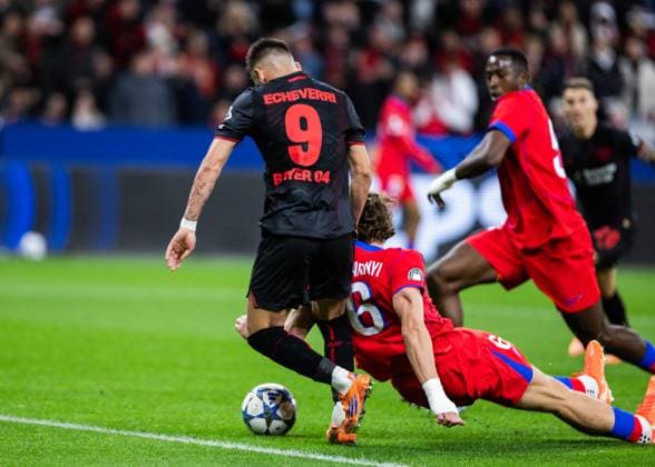 Leverkusen, Bayarena, 21 10 2025 Penalty after handplay from Illia Zabarnyi of Paris during the Championsleague match Bayer 04 Leverkusen vs Paris St Germain