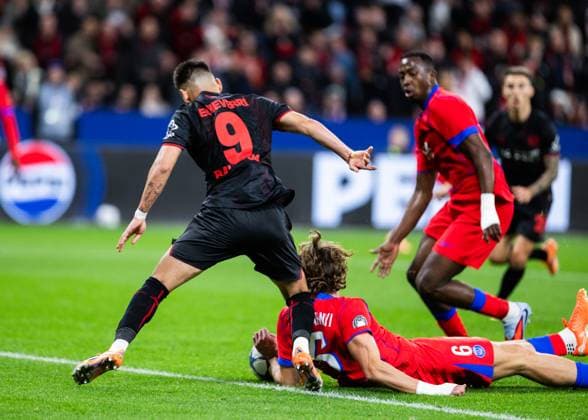 Leverkusen, Bayarena, 21 10 2025 Penalty after handplay from Illia Zabarnyi of Paris during the Championsleague match Bayer 04 Leverkusen vs Paris St Germain