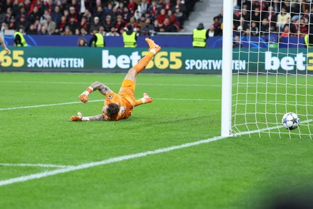 21 10 2025, xrekx, Football UEFA Champions League, Bayer 04 Leverkusen Paris St Germain PSG v l Goal kick to 1 2 by DÃ sirÃ DouÃ FC Paris Saint Germain Mark Flekken Bayer 04 Leverkusen DFL DFB REGULATIONS PROHIBIT ANY USE OF PHOTOGRAPHS as IMAGE SEQUENCES and or QUASI VIDEO Leverkusen