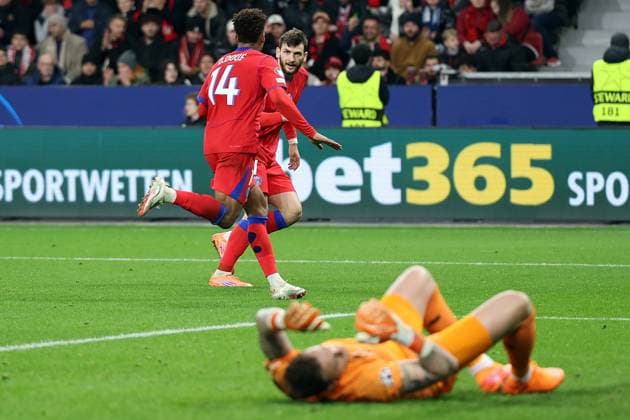 21 10 2025, xrekx, Football UEFA Champions League, Bayer 04 Leverkusen Paris St Germain PSG v l Goal celebration after the goal to celebrate the goal celebrate by DÃ sirÃ DouÃ FC Paris Saint Germain with Khvicha Kvaratskhelia FC Paris Saint Germain Mark Flekken Bayer 04 Leverkusen DFL DFB REGULATIONS PROHIBIT ANY USE OF PHOTOGRAPHS as IMAGE SEQUENCES and or QUASI VIDEO Leverkusen